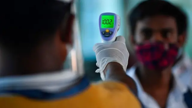 Проверка температуры на вокзале в Мумбаи