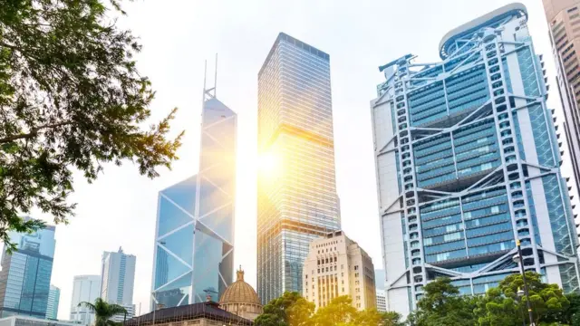 Рассказывают, что между небоскребом Bank of China и зданием банка HSBC случилась целая фэншуйная битва