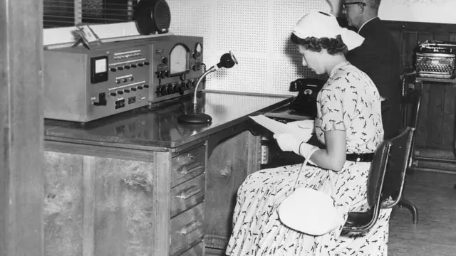 Elizabeth 2ª fazendo um discurso na Austrália, durantejogos de azar online gratisprimeira viagem a países do Commonwealth como soberana do Reino Unidojogos de azar online gratis1954