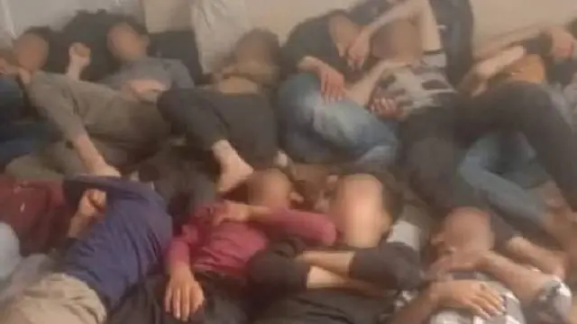 તસ્કરોની સાથે યાત્રા કરવાવાળા અફઘાન પ્રવાસીઓને અઠવાડિયાઓ સુધી તણાવભરેલી પરિસ્થિતિનો સામનો કરવો પડતો હોય છે.