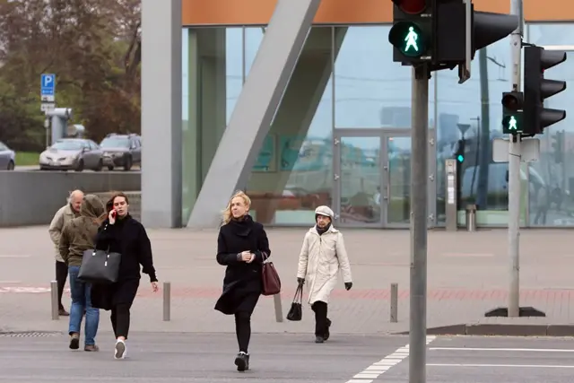 பெண்கள் கைகளில் அதிகாரம்