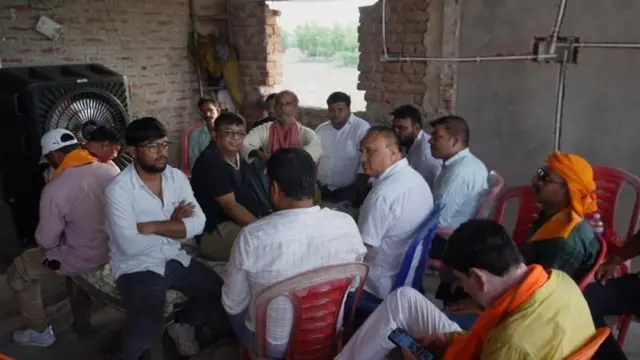 पोलिसांनी भरत तिवारीचे वडील काशीनाथ तिवारी आणि लहान भाऊ चंदन तिवारीविरोधात एफआयआर दाखल केला आहे. 
