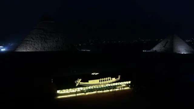 نقل "مركب الشمس" للفرعون خوفو إلى المتحف المصري الكبير