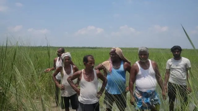 मोहम्मद मारूफ़ (नीली लुंगी पहने, दाएं से दूसरे)