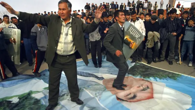 Демонстранты топчут портрет Аскара Акаева, 2005 год