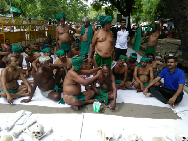 அரை மொட்டை அடிக்கும் போராட்டம்