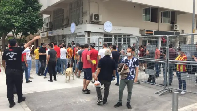 Göztepe taraftarları stada girmeyi bekledi