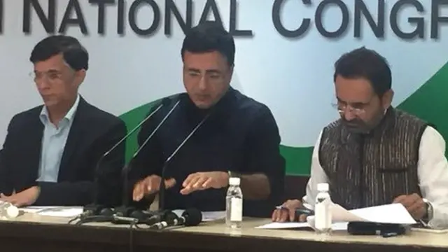 પત્રકાર પરિષદ સંબોધતા કોંગ્રેસ પ્રવક્તા સુરજેવાલા