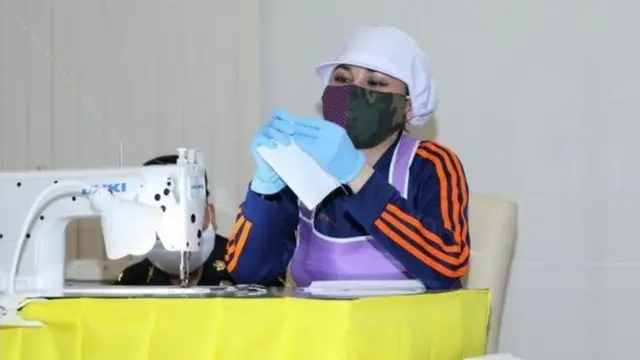 สมเด็จพระนางเจ้า ฯ พระบรมราชินี ทรงเย็บหน้ากากผ้า