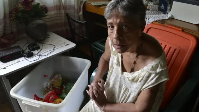 Norma ao lado dos itens que ela recebe como cesta básica