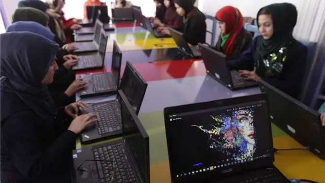 افغانې نجونې د هرات مرکز کې په کمپیوټري زده کړو بوختې دي