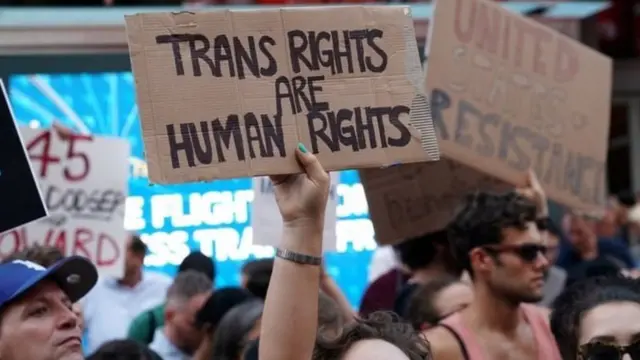 அமெரிக்க ராணுவத்தில் திருநங்கைகளை சேர்க்கக்கூடாது - பிடிவாதம் பிடிக்கும் டிரம்ப் நிர்வாகம்