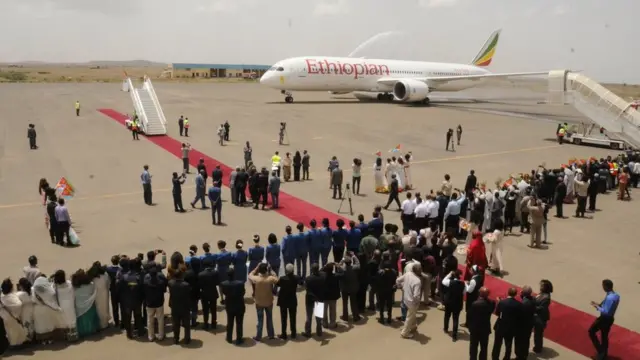 የኢትዮጵያ አየር መንገድ አውሮፕላን አሥመራ ሲደርስ