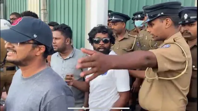 හිටපු ජනාධිපති ගෝඨාභය රාජපක්ෂගේ පෞද්ගලික නිවස ඉදිරිපිට පැවැති විරෝධයට අදට වසරක් සපිරීම නිමිති කරගෙන මෙම විරෝධතාව සංවිධානකර තිබුණි.