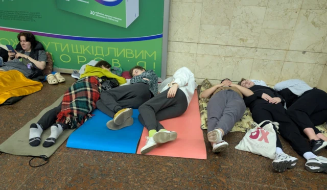 Массированный удар по Украине: Киев сообщает о 400 дронах и 44 ракетах 2 Многие жители Киева были вынуждены ночевать в метро