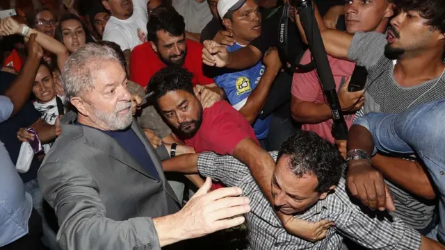 Lula da Silva en su segundo intento de entregarse a la policía, en medio de una multitud