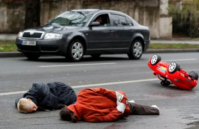 Флешмоб перед посольством РФ у Празі на вшанування пам'яті жертв у Бучі