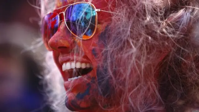 "වැඩිවියට පත්වීමත් සමග ම හෝලි වර්ණවලට ඔබේ ශරීරය ගොදුරක්..!"