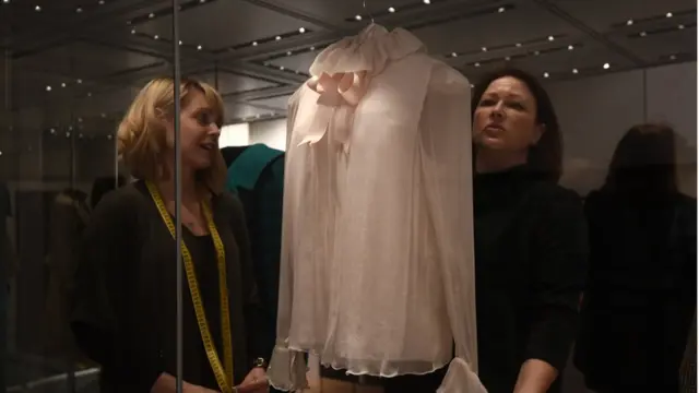 Blus gaya 'New Romantic' keluaran Emanuel yang dipakai Putri Diana langsung disebut 'Blus Lady Diana' dan sampai sekarang disebut begitu.