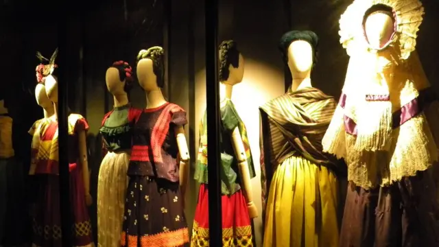 Roupas típicas populares mexicanas usadas por Frida Kahlo na exposição "As aparências enganam"