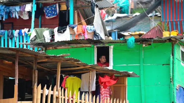 રાષ્ટ્રીય જીવનધોરણના સર્વેમાં ખ્યાલ આવ્યો હતો કે વેનેઝુએલાના 65.2% પરિવારો "અભાવો વચ્ચે જીવી રહ્યા છે."