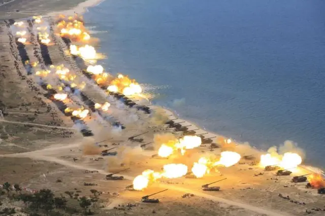 Fotografía desde el aire mientras los cañones disparan hacia el mar en Corea del Norte.