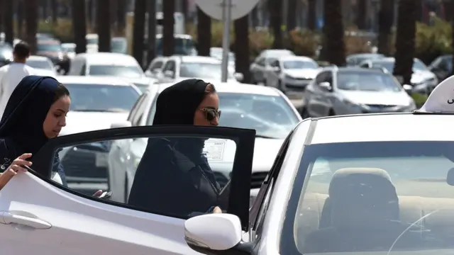 Riyad'da arabaya binen kadınlar