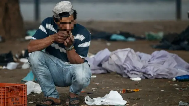 Homem usa crack na cracolândia