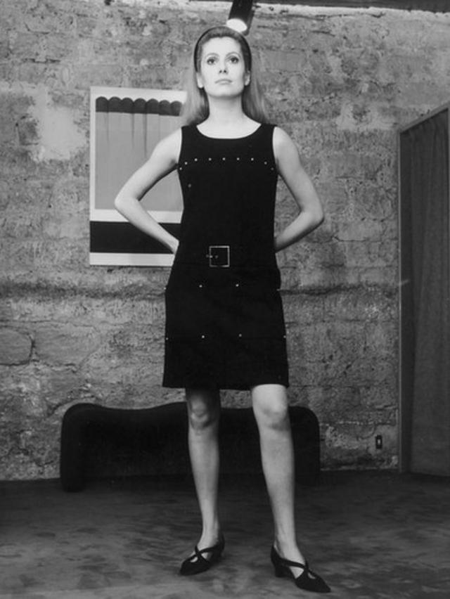 Catherine Deneuve posa com 'vestido curto preto' da 'Rive Gauche', a coleção prêt-à-porter de Yves Saint Laurent, em 1966