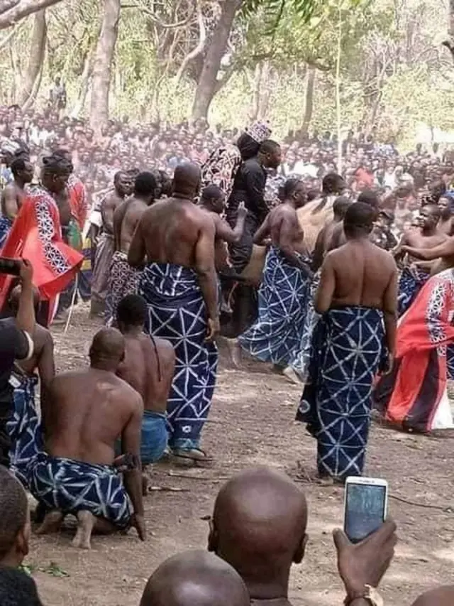 Di horseman carry di deadi-bodi of di king enta di forest