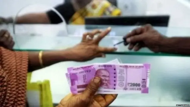 नोटाबंदीनंतर 2,000 रुपयांची नोट स्वीकारणारी महिला