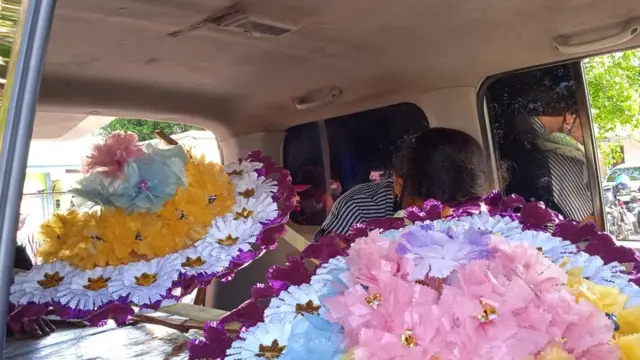 Seorang perempuan menangis di depan peti jenazah keluarganya PMI dari Malaysia, di kargo Bandara El Tari, Kupang, NTT.