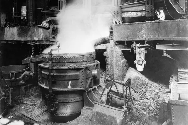 Trabajadores en una de las acerías de Carnegie.