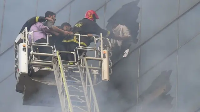 ভবন থেকে আটকে পড়াদের বের করে আনা হচ্ছে।