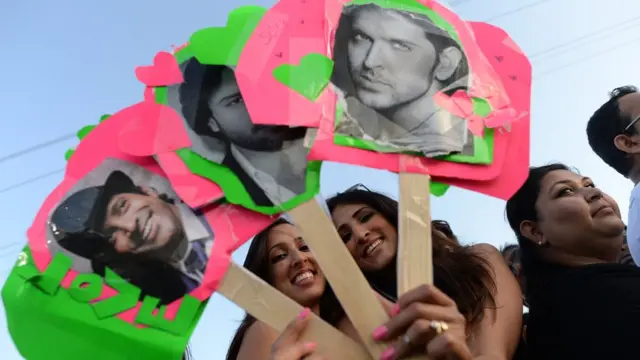 મહિલાઓ બોલીવૂડ અભિનેતાના પોસ્ટર સાથે