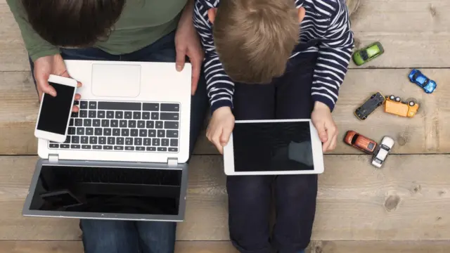 Crianças olhando para a tela do computador