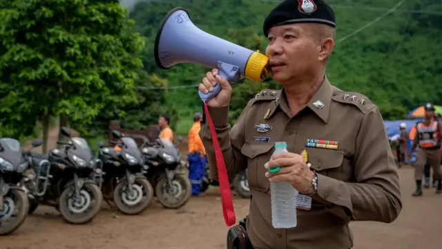 উদ্ধার অভিযানের আগে সাংবাদিকদের সেখান থেকে সরে যেতে বলে পুলিশ