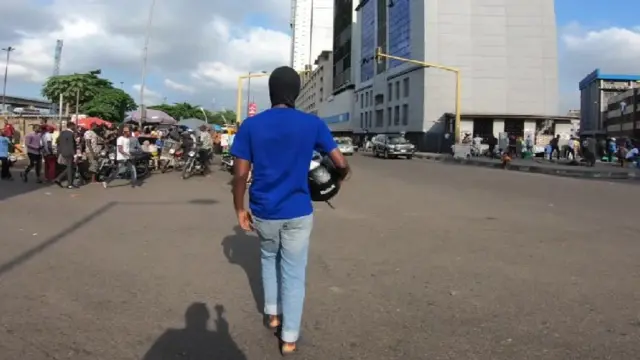 في نيجيريا، لدى الشرطة سجل حافل بالقبض على الأشخاص المشتبه في كونهم مثليين