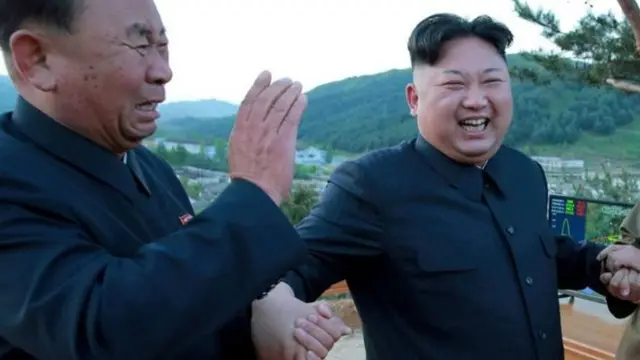 李炳哲被拍到与金正恩一起大笑。