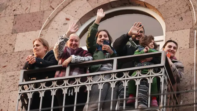 Сторонники приветствуют Пашиняна с балкона