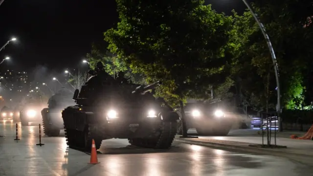 Los medios estatales informaron que el edificio del Parlamento en Ankara fue afectado por una bomba y la cadena de televisión privada NTV indicó que un avión de combate del gobierno derribó en esa misma ciudad un helicóptero militar que era tripulado por fuerzas golpistas, tal como lo había ordenado el primer ministro Binali Yildirim.