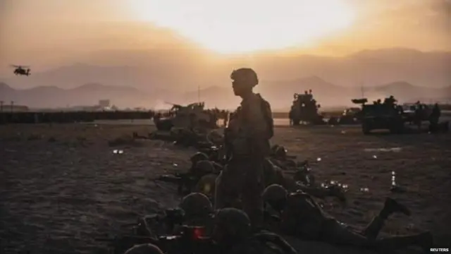 काबुल अंतरराष्ट्रीय हवाई अड्डे पर अमेरिकी सैनिक