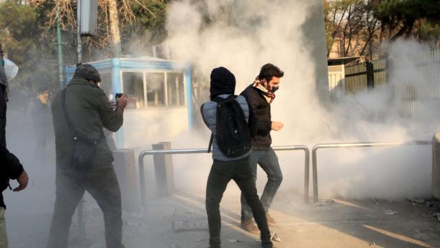 警方向反政府示威者施放催泪瓦斯
