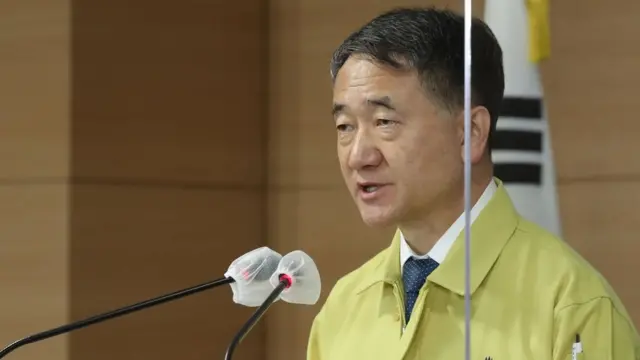 중앙재난안전대책본부 1차장인 박능후 보건복지부 장관이 1일 세종로 정부서울청사에서 가진 코로나19 대응 정례브리핑에서 '거리두기 개편안' 등을 발표하고 있다