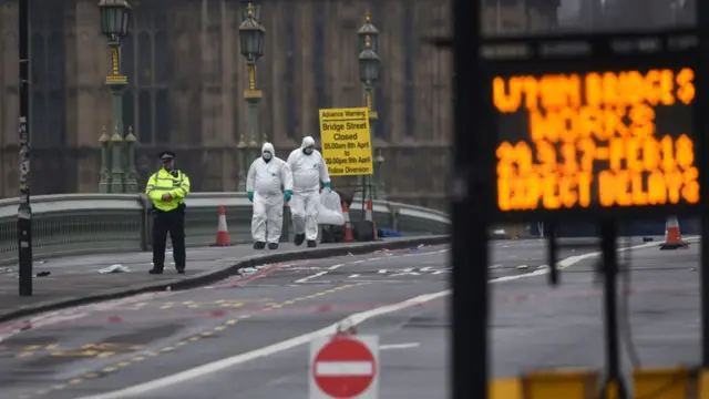 له برید وروسته، د لندن ښار ځینو برخو کې د تګ راتګ بندیز ولګېد او پولیس مېشت شول.