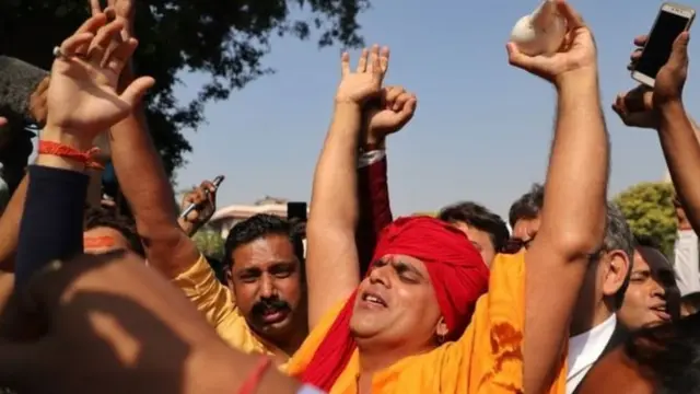 বাবরি মসজিদ নিয়ে রায়: দিল্লির সুপ্রিম কোর্ট প্রাঙ্গণে রাম মন্দির সমর্থকদের উল্লাস।