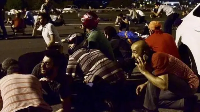 Darbe girişimi sırasında Boğaziçi Köprüsü yakınlarında bulunan halk.