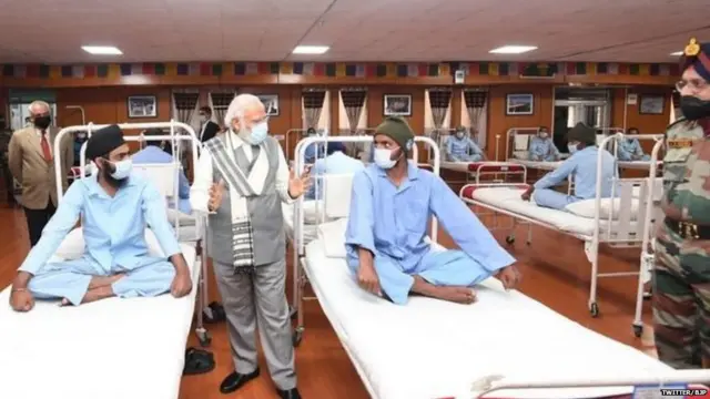 ਪ੍ਰਧਾਨ ਮੰਤਰੀ ਮੋਦੀ ਲੇਹ ਦੇ ਹਸਪਤਾਲ ਵਿੱਚ ਫ਼ੌਜੀ ਜਵਾਨਾਂ ਨਾਲ ਮੁਲਾਕਾਤ ਕਰਦੇ ਹੋਏ