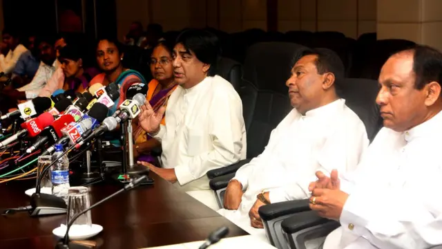 එස්බී දිසානායක සහ ලක්ෂ්මන් යාපා අමාත්‍යවරුන් සහ දිවි නැගුම දෙපාර්තමේන්තුවේ වෘත්තීය සමිති නියෝජිතයන් කණ්ඩායමක් ද මාධ්‍ය හමුවට එක් වී සිටියහ