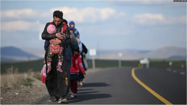 لاجئون أفغان